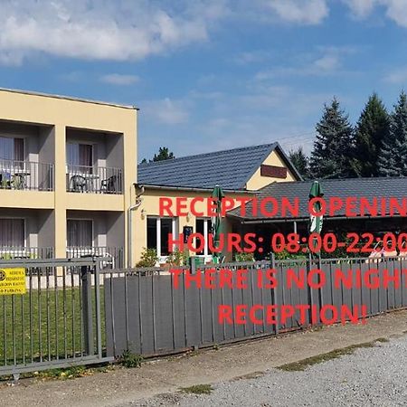Grill Terasz Etterem Es Szallashely Mezokovesd Bagian luar foto