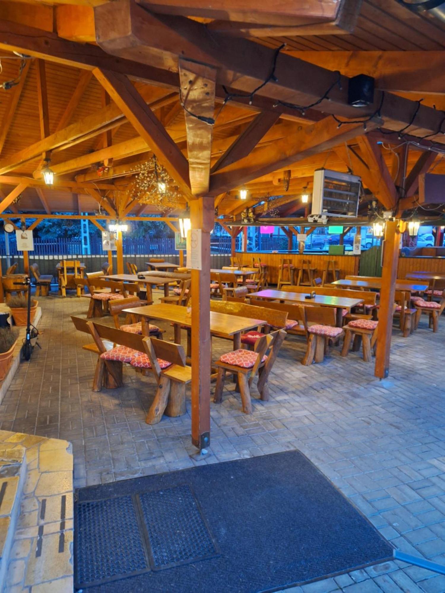 Grill Terasz Etterem Es Szallashely Mezokovesd Bagian luar foto