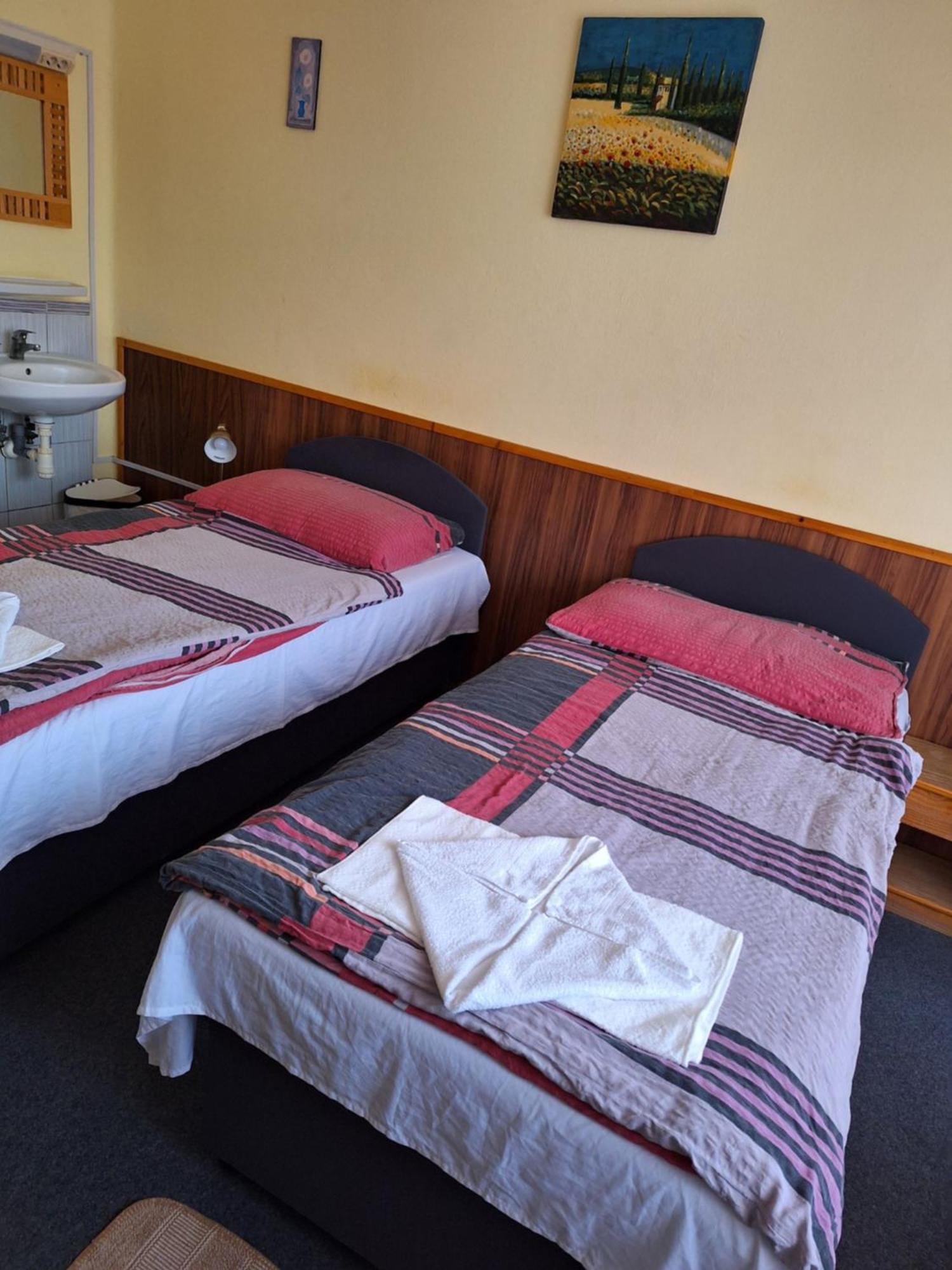 Grill Terasz Etterem Es Szallashely Mezokovesd Bagian luar foto